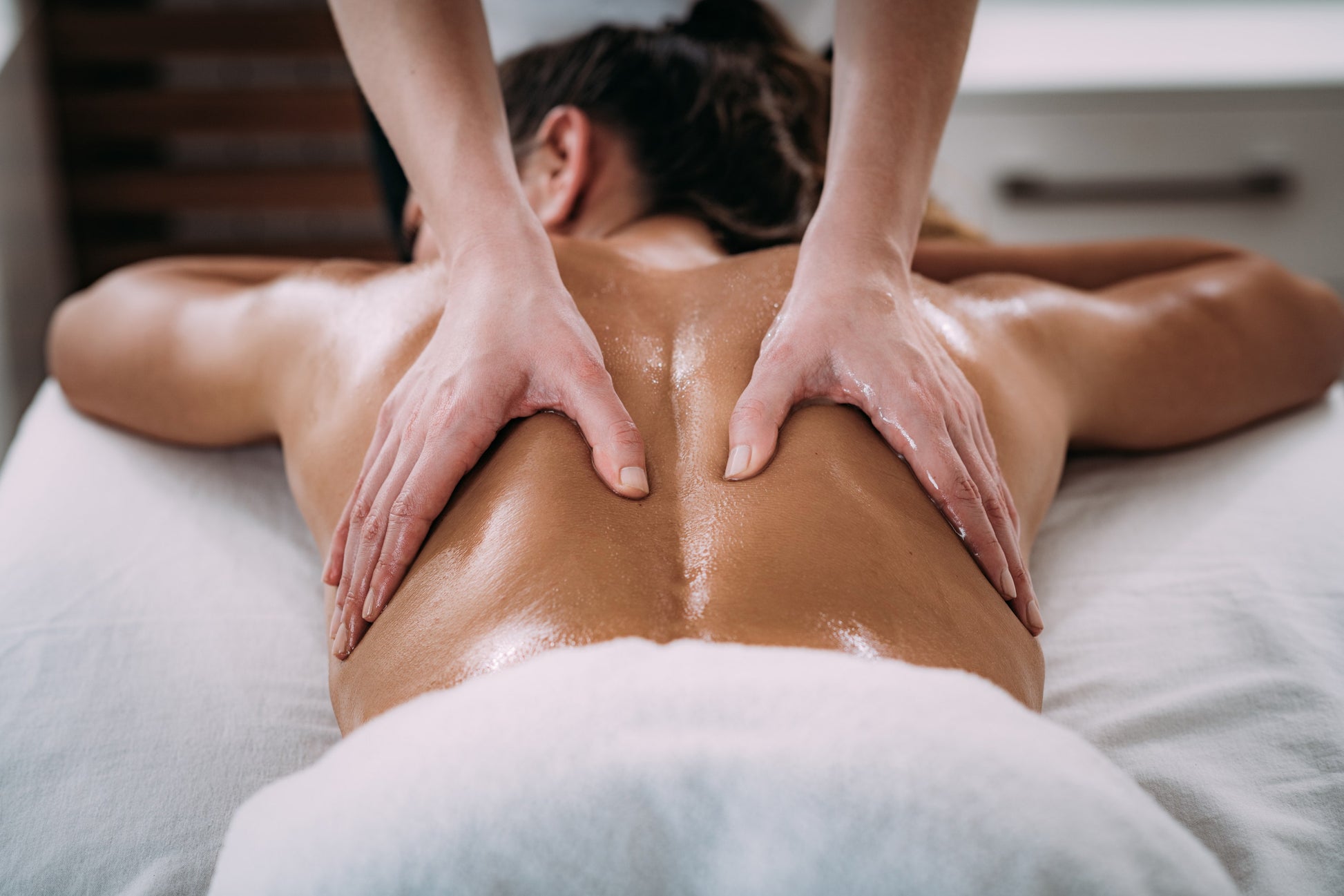 Rejuvenating Body Massage - lessenza